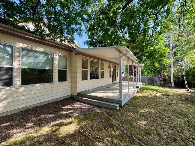Building Photo - Available October 10th is this open layout 5 bedroom home in Green Mountain!