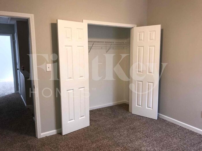 Building Photo - 7114 Ravenwood Ln