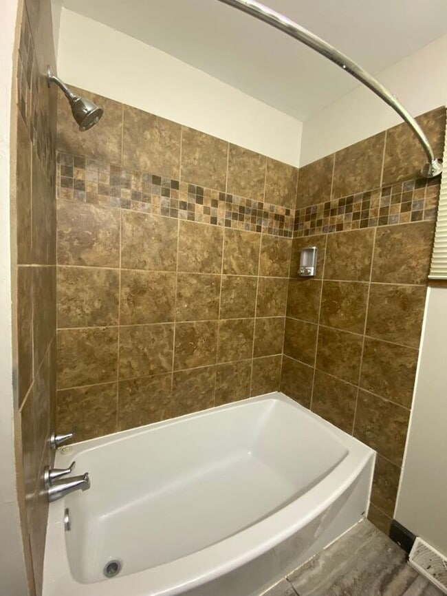 Building Photo - $1,600 | 3 Bedroom, 1 Bathroom House | No ...