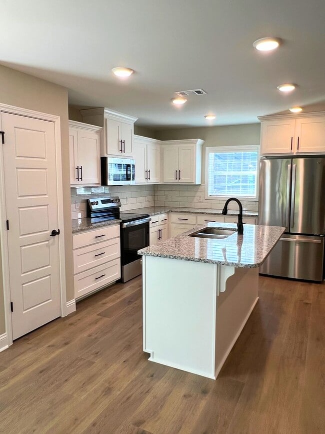 Building Photo - 3/2 fenced in yard & access to amenities!!