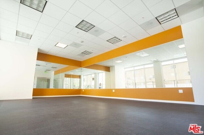 Building Photo - 3458 W 7th St