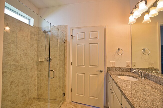 Building Photo - Annual Unfurnished 2 Bedroom 2 Bathroom Ho...