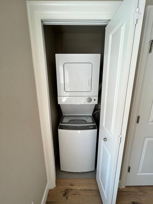 Building Photo - Leasing Special: $500 off November Rent