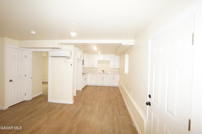Building Photo - 448 W 41st Pl