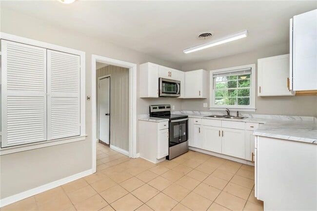 Building Photo - 5416 Hilltop Dr N