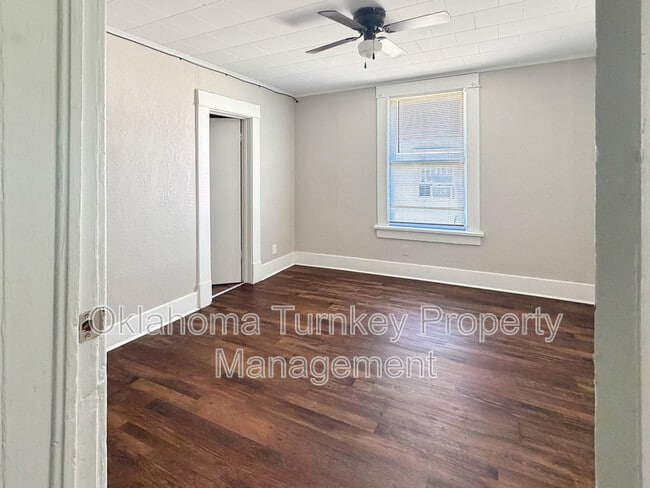Building Photo - 118 N Taft Ave