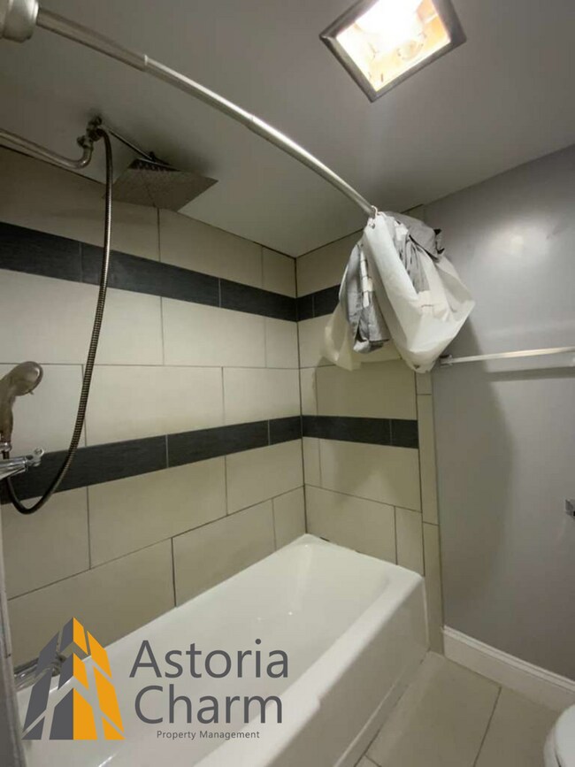 Building Photo - 3 Bedroom Home with Den and Fenced Yard in Quiet Neighborhood