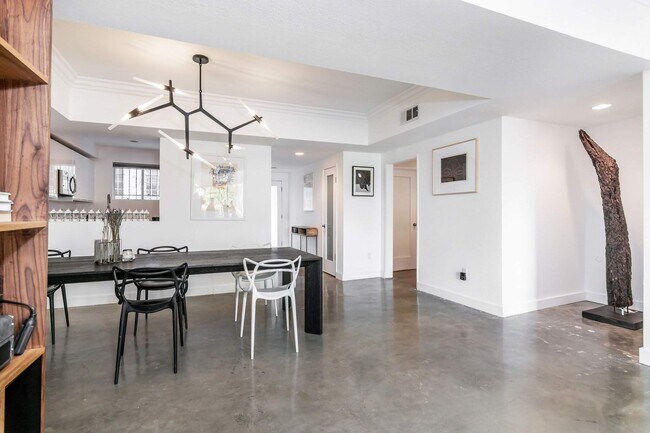 Building Photo - 166 S Hayworth Ave