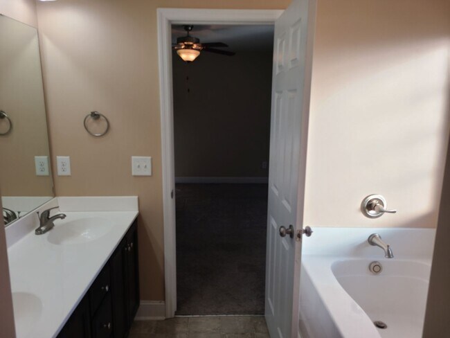 Building Photo - 3 Bedroom, 2.5 bath home - Sneads Ferry - ...