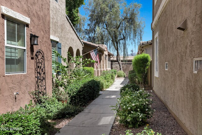 Building Photo - 10132 E Isleta Ave