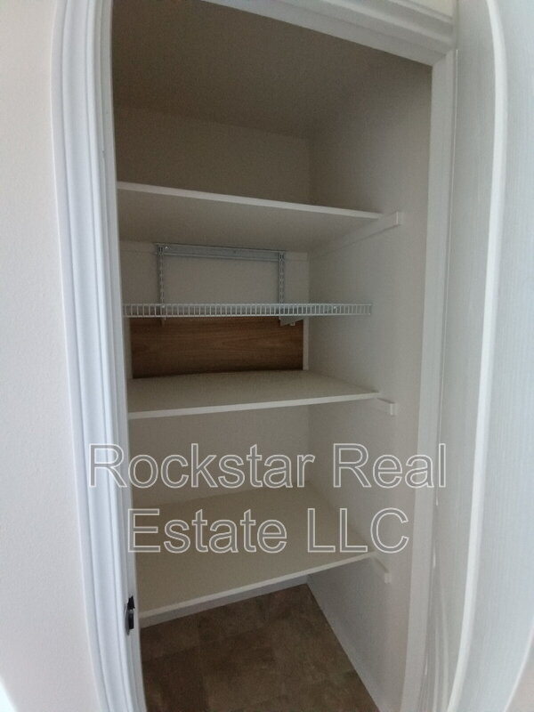 Building Photo - 1315 N Rogue River St