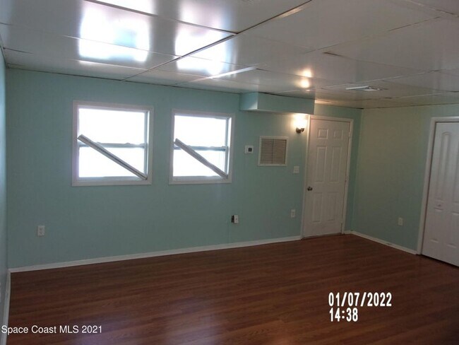 Building Photo - Short Distance to Beach