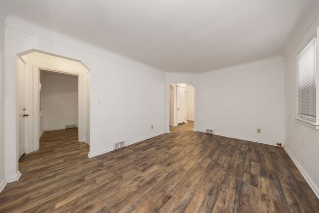 Building Photo - 3 bedroom bungalow $1099/month