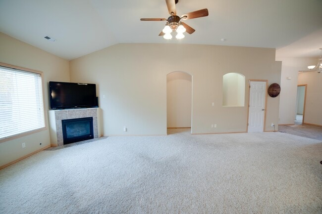 Building Photo - Large Single Family Home located near White Bluffs Elementary!