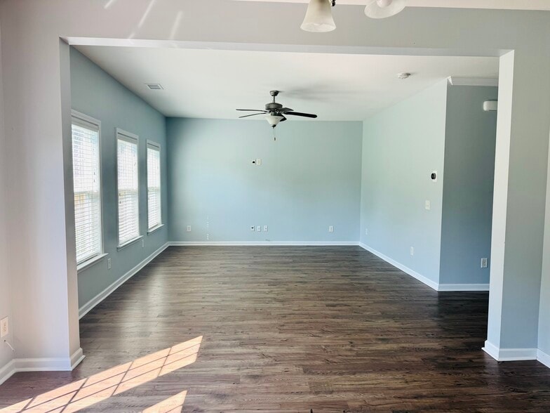 Building Photo - 8132 Ronda Dr