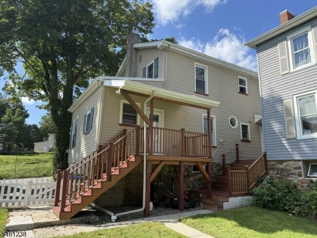 Building Photo - 112 Mill St