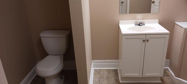 Building Photo - 25 E Belvue Rd