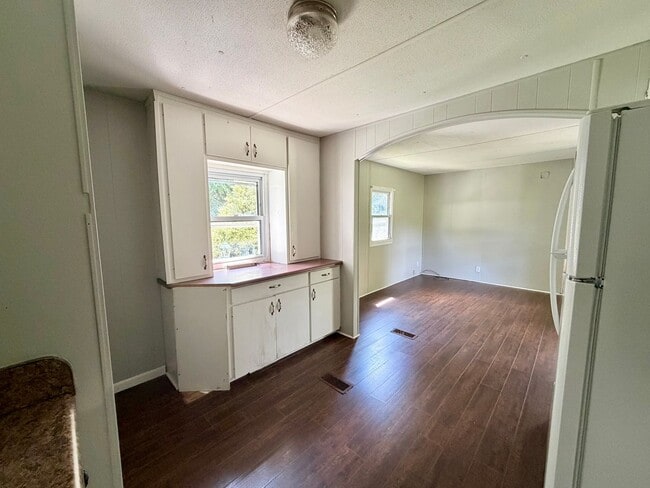 Building Photo - 3079 Hwy 81 S