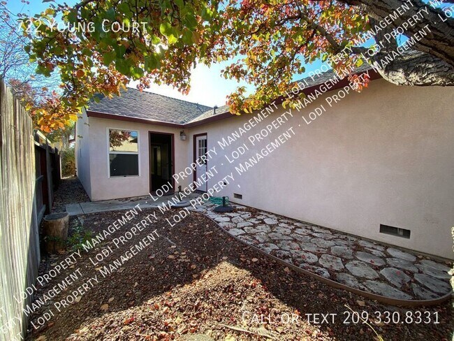Building Photo - 722 Young Ct
