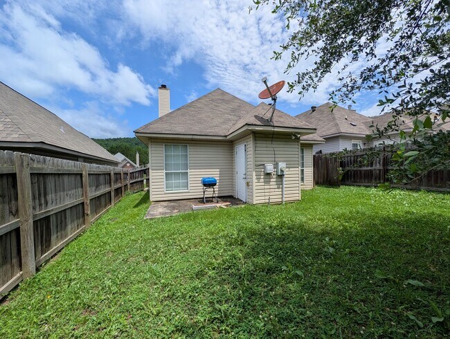 Building Photo - 3BR/2BA Garden Home with Fenced Yard, Great Master Suite