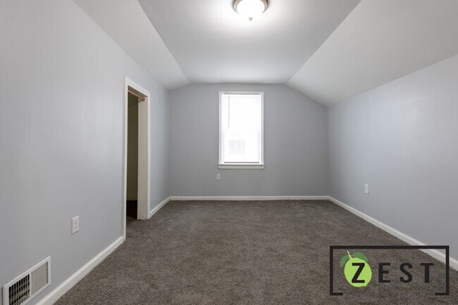 Building Photo - 4-BEDROOM 2-FULL BATHROOMS