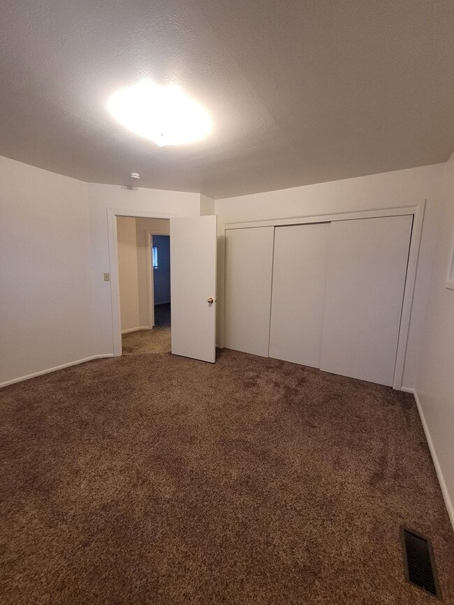 Building Photo - FREE DECEMBER RENT - New Interior Paint/ 1637 Sq Ft