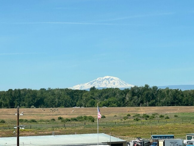 Building Photo - Large lower valley home, freshly remodeled...