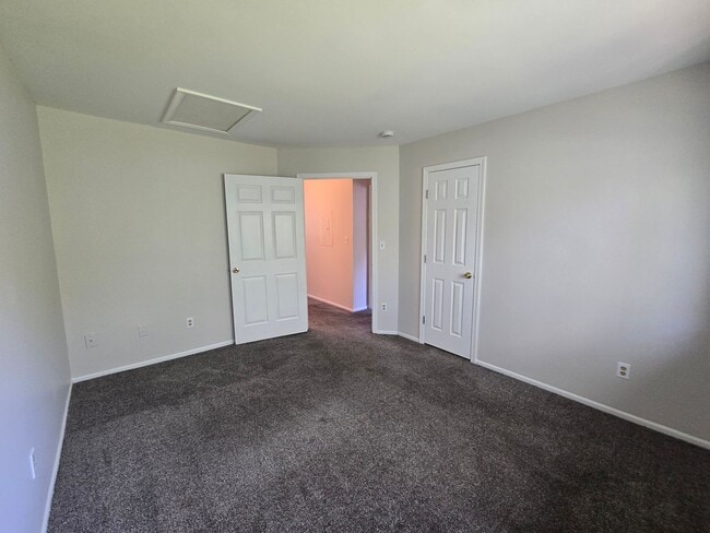 Building Photo - Commuter's delight! Freshly painted, 2-bed...