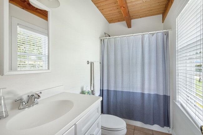 Building Photo - 594 River Rd