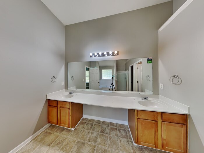 Building Photo - 6273 Selborn Dr SW