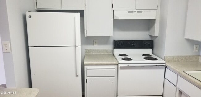 Building Photo - 903 E 4th Pl