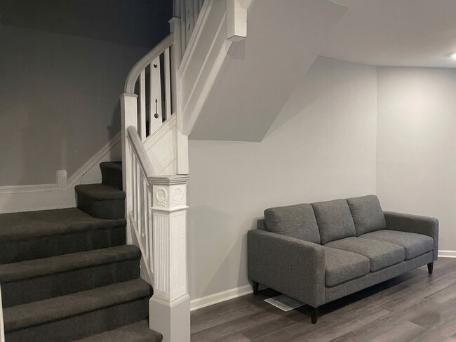 Building Photo - 206 N 60th St