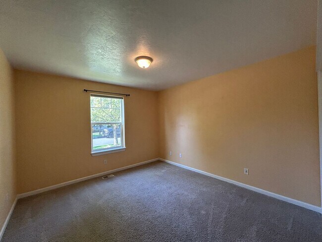 Building Photo - Well Maintained 3 Bedroom / 2 Bathroom Hom...