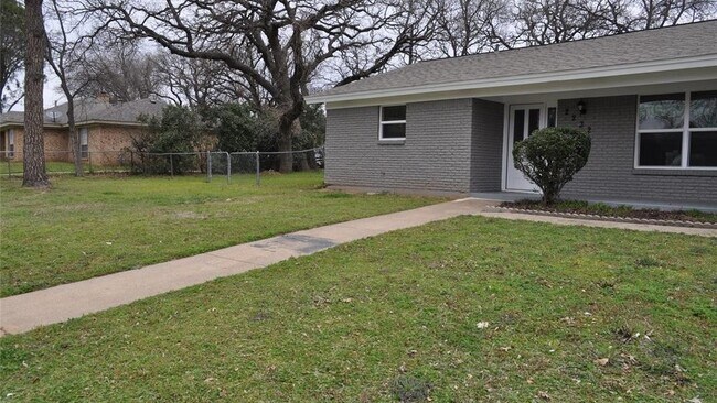 Building Photo - 2232 Shady Brook Dr