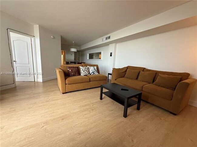 Building Photo - 999 Brickell Bay Dr