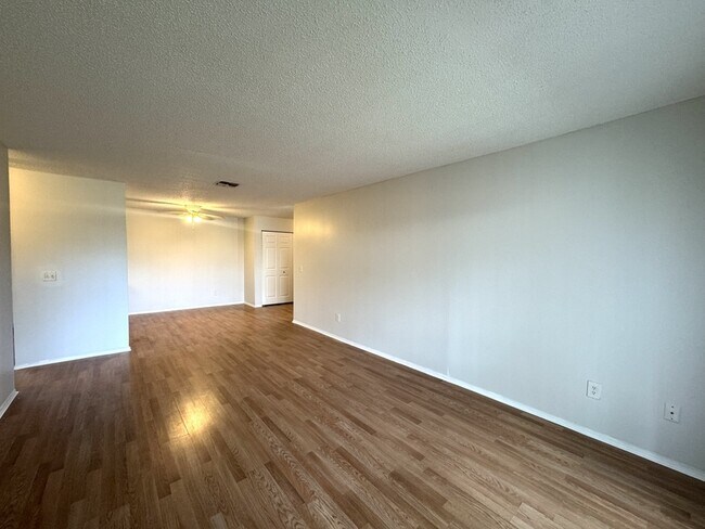 Building Photo - 652 Kenwick Cir