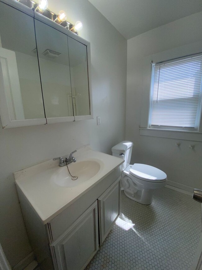 Building Photo - 3 bdm 1/5 bath  *** Section 8 Approved***