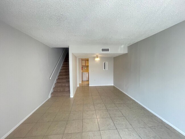 Building Photo - 1/1.5 Townhome in Gated Community! -- Appl...