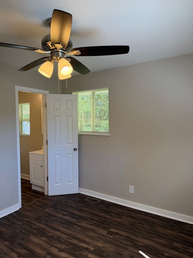 Building Photo - 3 Bedroom 2 Full Bath House