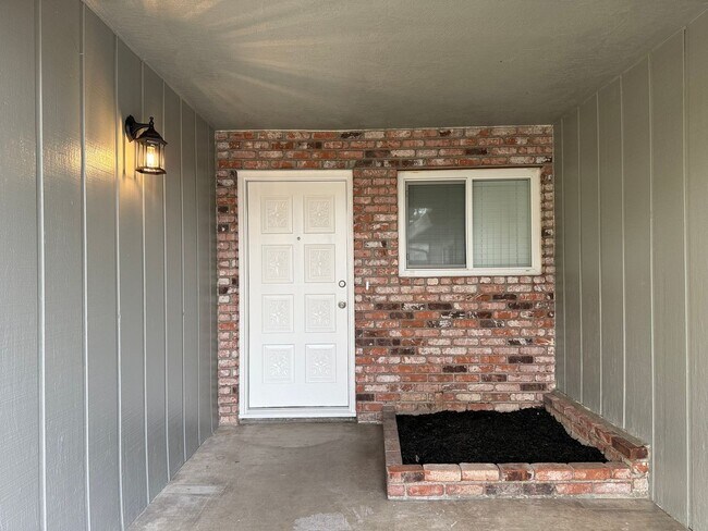 Building Photo - Fully remodeled single story located in Lakewood School District!