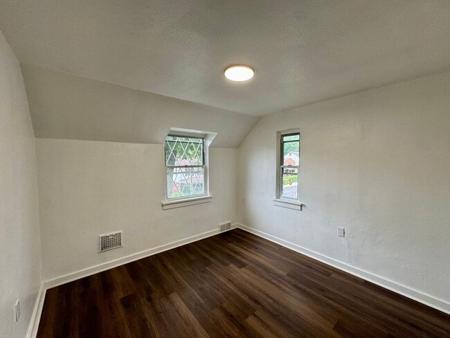 Building Photo - Adorable 2 Bed 1 Bath Home in Brookline W/dedicated office/library space!