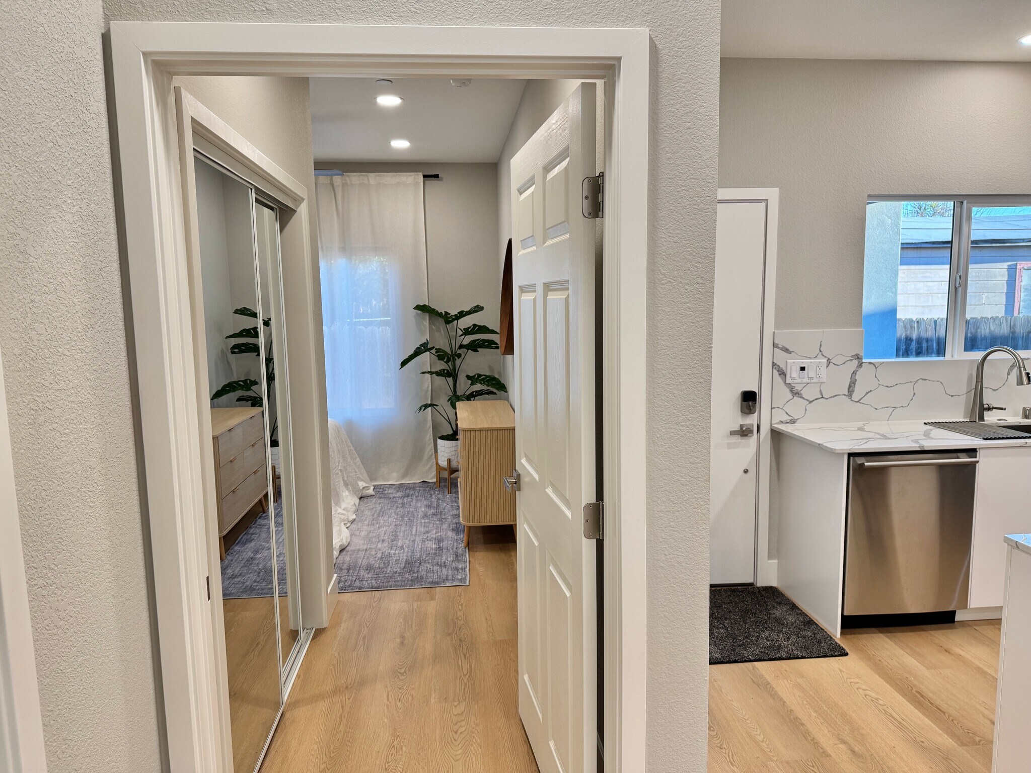 Building Photo - 711 N Hobson Ave