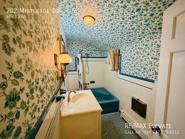 Building Photo - 202 Mistletoe Dr
