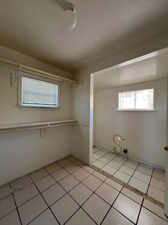 Building Photo - 3 Bedroom 1 bathroom House located near a ...