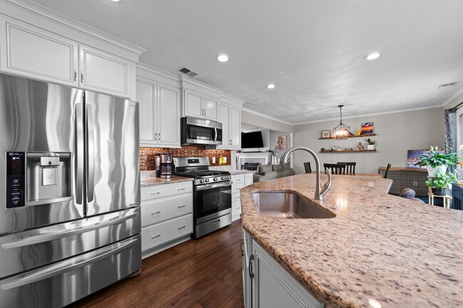 Building Photo - 5845 Glen View Dr