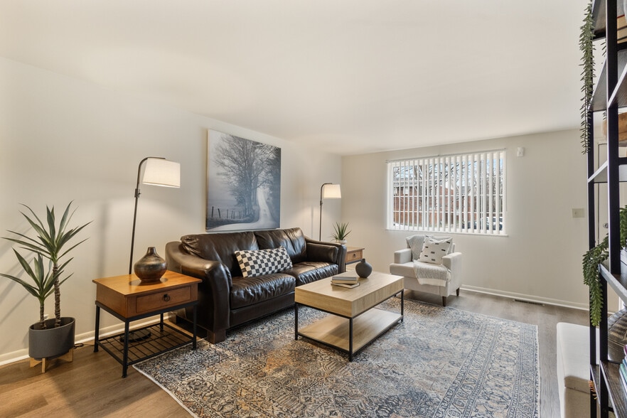 Building Photo - Shadeland Terrace Townhomes w/Full Basements