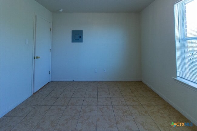 Building Photo - 400 Justin Ln