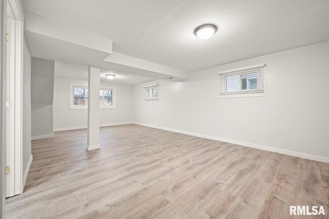 Building Photo - 6822 N Kimberly Dr