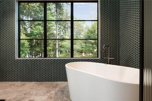 Building Photo - 725 Rocky Point Dr