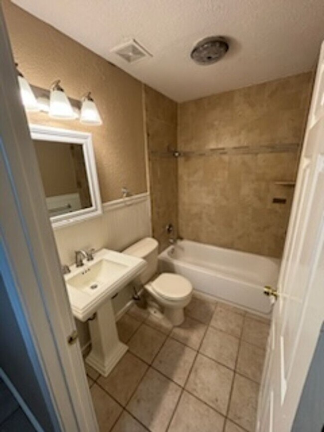 Building Photo - Inside loop 410/ Single story